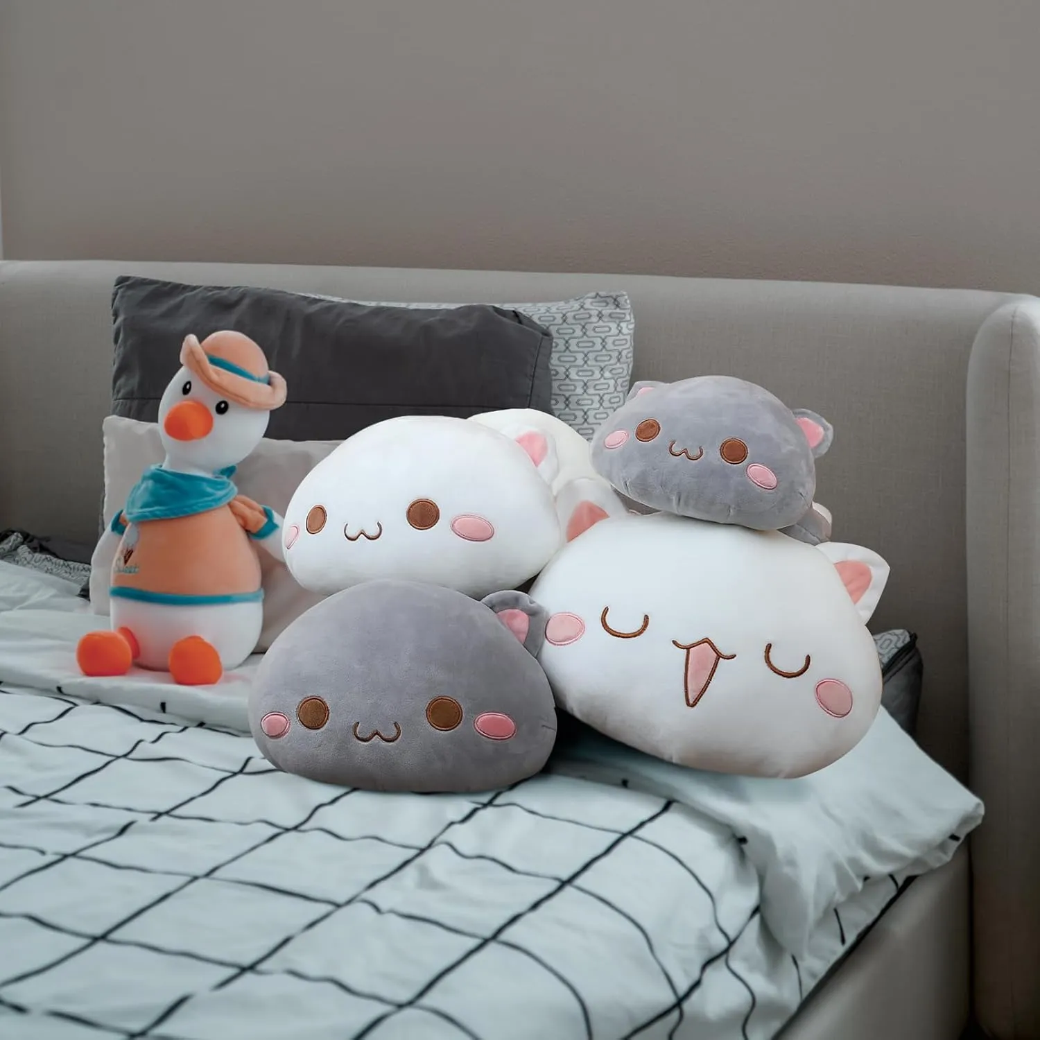 AFAN Cat Stuffed Animals Plush Cute Soft Cat Plush Pillow Toys Kawaii Plushies Room Decor Gifts for Kids Girls Boys (Squinted Eyes, White, 13.7 Inch)