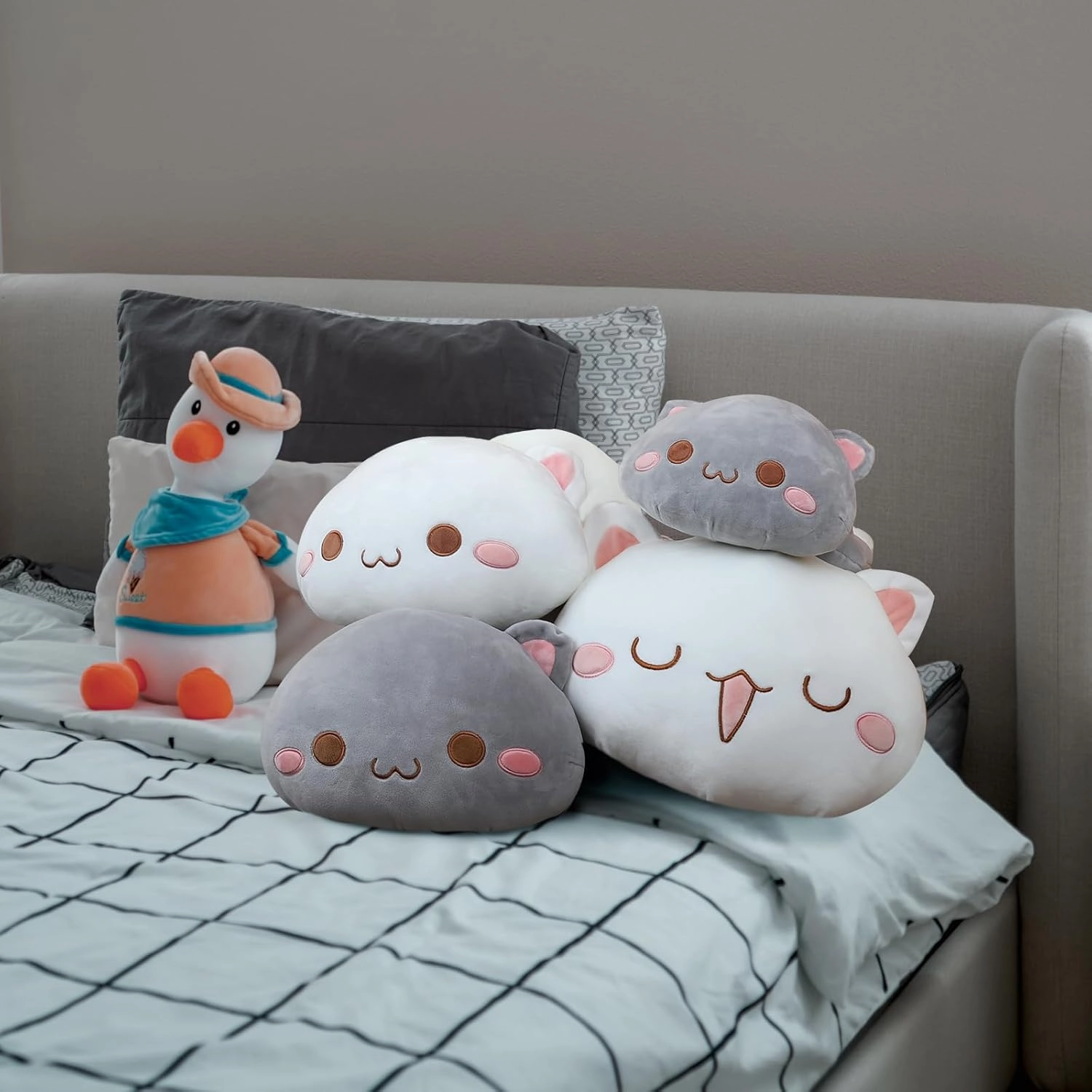 AFAN Cat Stuffed Animals Plush Cute Soft Cat Plush Pillow Toys Kawaii Plushies Room Decor Gifts for Kids Girls Boys (Round Eyes, White, 25.9 Inch)