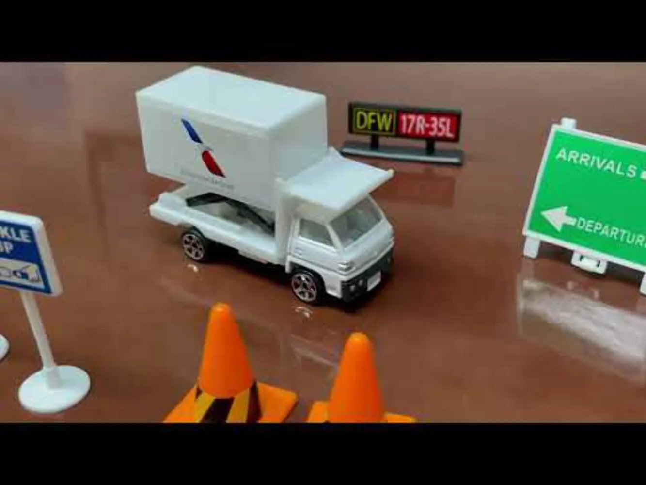 Daron American Airlines Airport Playset with Die-Cast Metal Model Airplane with Plastic Parts, Cars and Transportation Toys for Kids Ages 3 