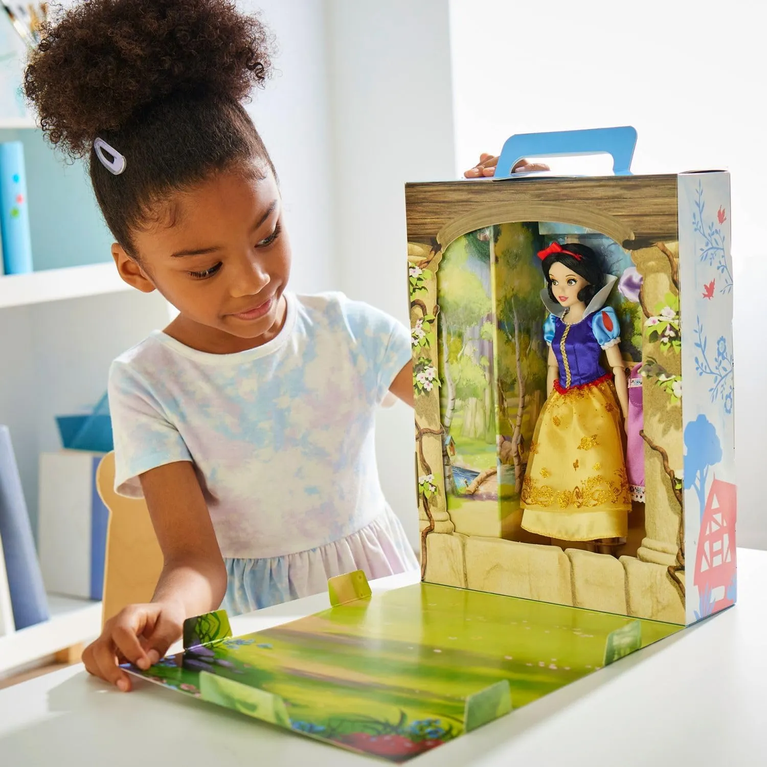 Disney Store Official Princess Story Doll (Snow White) 11 Inches, Includes Coloring Book and Additional Dress, Princess Doll in Classic Outfit, Princess Toys for Girls