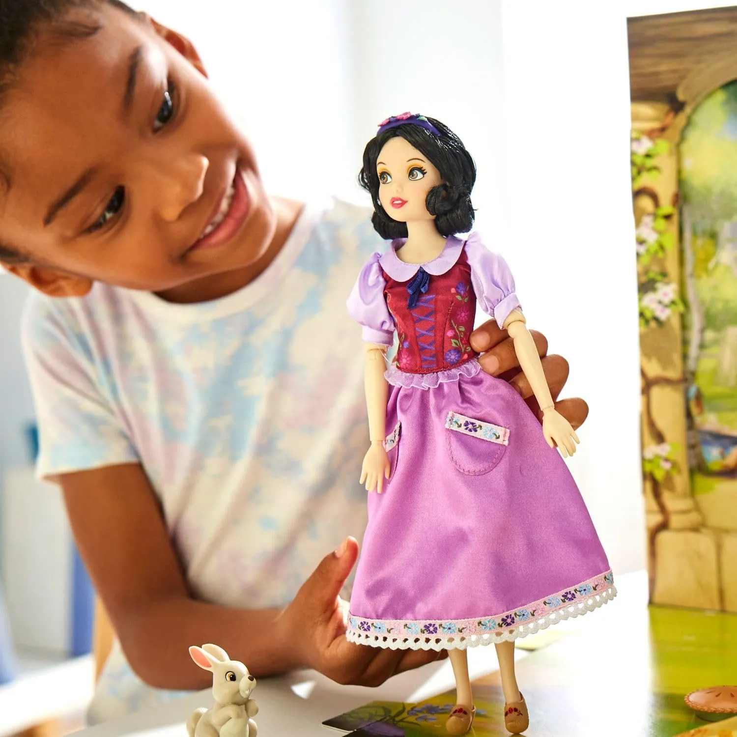 Disney Store Official Princess Story Doll (Snow White) 11 Inches, Includes Coloring Book and Additional Dress, Princess Doll in Classic Outfit, Princess Toys for Girls