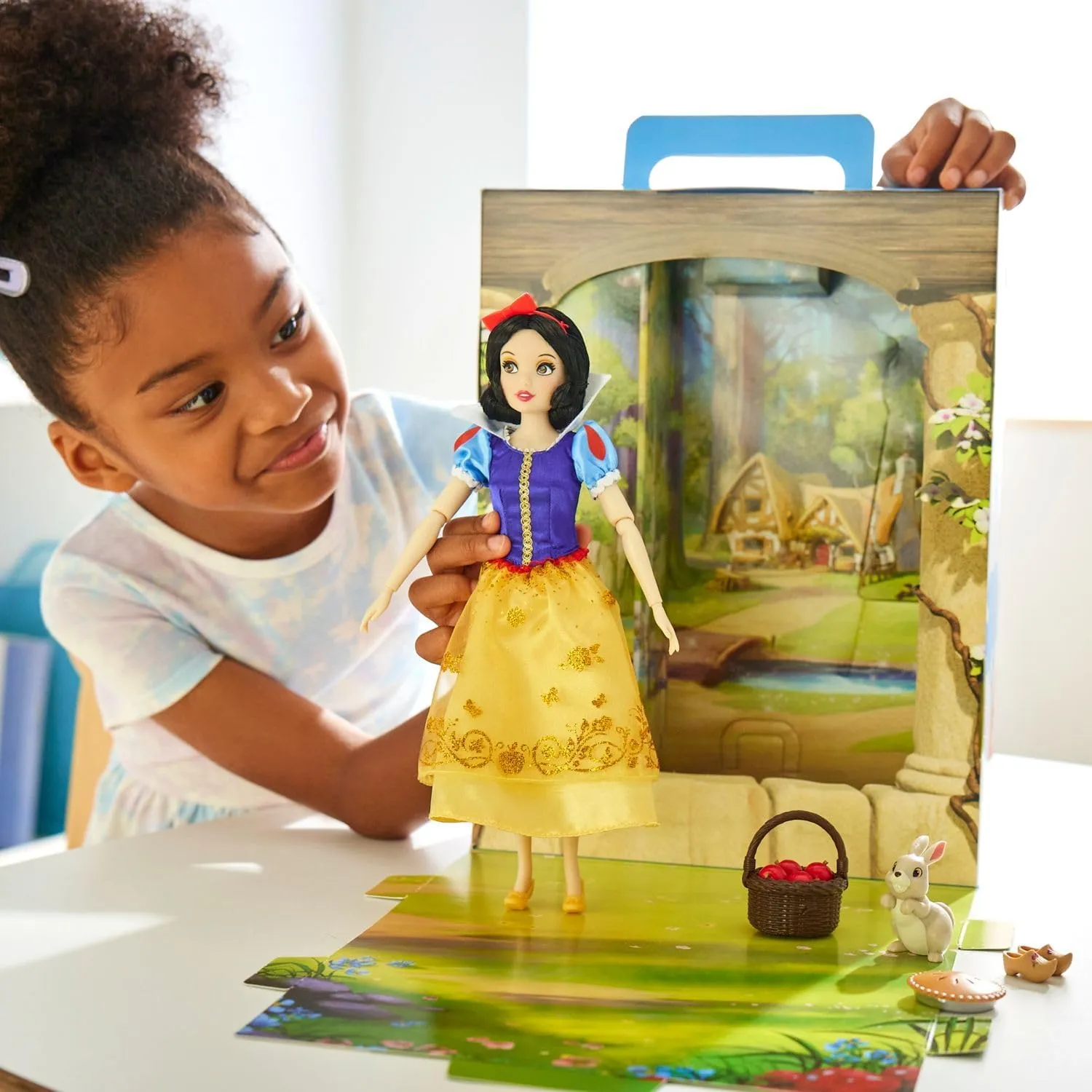 Disney Store Official Princess Story Doll (Snow White) 11 Inches, Includes Coloring Book and Additional Dress, Princess Doll in Classic Outfit, Princess Toys for Girls