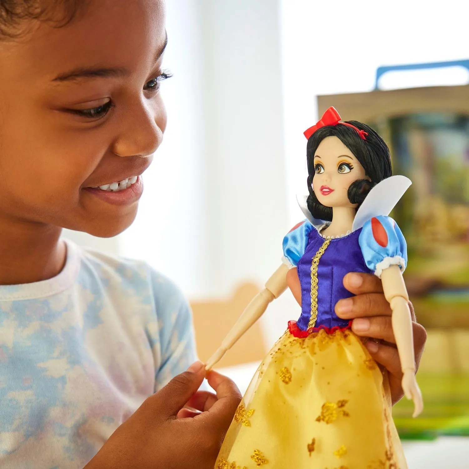 Disney Store Official Princess Story Doll (Snow White) 11 Inches, Includes Coloring Book and Additional Dress, Princess Doll in Classic Outfit, Princess Toys for Girls